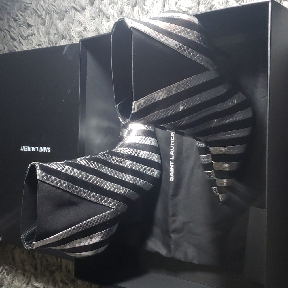 Saint Laurent Chealse Boots - Picture 1 of 4